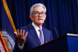 Chủ tịch Ngân hàng Dự trữ Liên bang Jerome Powell thông báo rằng lãi suất sẽ không thay đổi trong cuộc họp báo tại tòa nhà William McChesney Martin của Hệ thống Dự trữ Liên bang ở Hoa Thịnh Đốn, hôm 12/06/2024. (Ảnh: Kevin Dietsch/Getty Images)