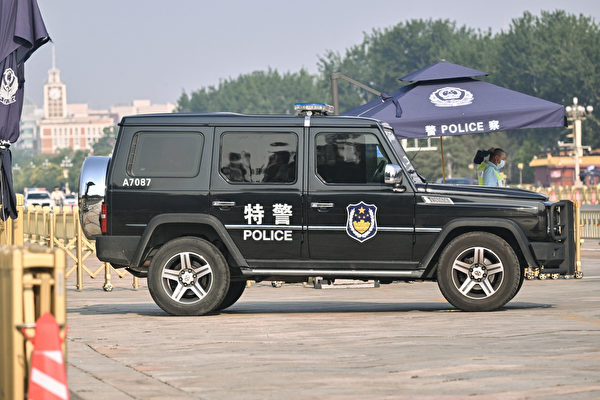 Một xe công an di chuyển trong khuôn viên Quảng trường Thiên An Môn, Bắc Kinh, hôm 04/06/2024. (Ảnh: Adek Berry/AFP qua Getty Images)