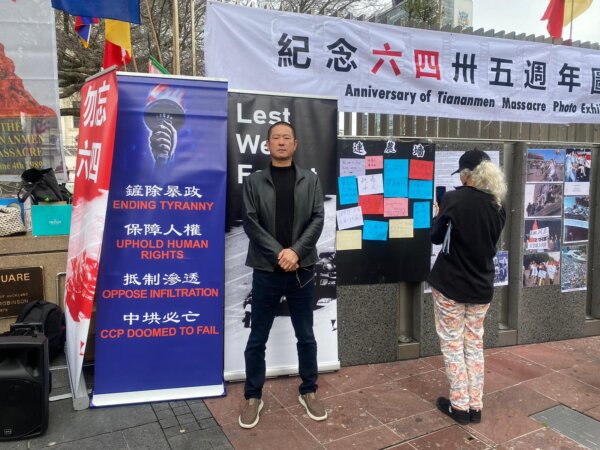 Ông Trương Hợp Lý tham gia một buổi lễ tưởng niệm 35 năm vụ thảm sát Thiên An Môn năm 1989, tại Quảng trường Aotea của Auckland, New Zealand, hôm 03/06/2024. (Ảnh: Được đăng dưới sự cho phép của ông Trương Hợp Lý)