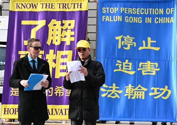 Ông Trương Hợp Lý (Zhang Heli) (phải) nói tại một cuộc mít tinh do các học viên Pháp Luân Công tổ chức nhằm phơi bày chiến dịch bức hại tàn bạo kéo dài 25 năm qua của Đảng Cộng sản Trung Quốc (ĐCSTQ) đối với môn tu luyện này, tại New Zealand, hôm 22/06/2024. (Ảnh: Zhao Kai/The Epoch Times)