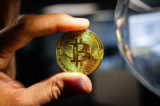 Một mẫu Bitcoin vào ngày 12/01/2022. (Ảnh: John Fredricks/The Epoch Times)