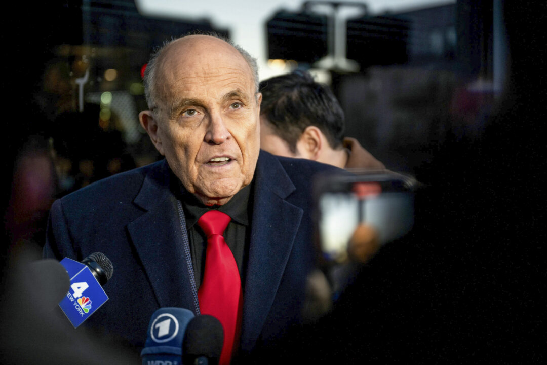 Ông Rudy Giuliani nói chuyện với giới truyền thông ở Manchester, New Hampshire, hôm 21/01/2024. (Ảnh: Brandon Bell/Getty Images)