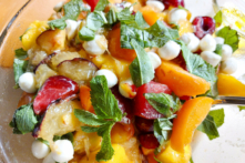 Món salad trái cây này có thể điều chỉnh cho phù hợp với tiêu chí tươi, rẻ, và hợp khẩu vị của bạn, đồng thời hướng tới việc kết hợp đa dạng các loại trái cây nhất có thể. (Ảnh: Kevin Revolinski)