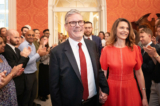 Ông Keir Starmer, Lãnh đạo Đảng Lao Động đồng thời là tân Thủ tướng Anh, cùng phu nhân Victoria Starmer lần đầu tiên bước vào dinh thự chính thức của Thủ tướng ở London tại số 10 Downing Street, sau chiến thắng vang dội của Đảng Lao Động trong cuộc tổng tuyển cử, ở London, hôm 05/07/2024. (Ảnh: Stefan Rousseau/WPA Pool/Getty Images)