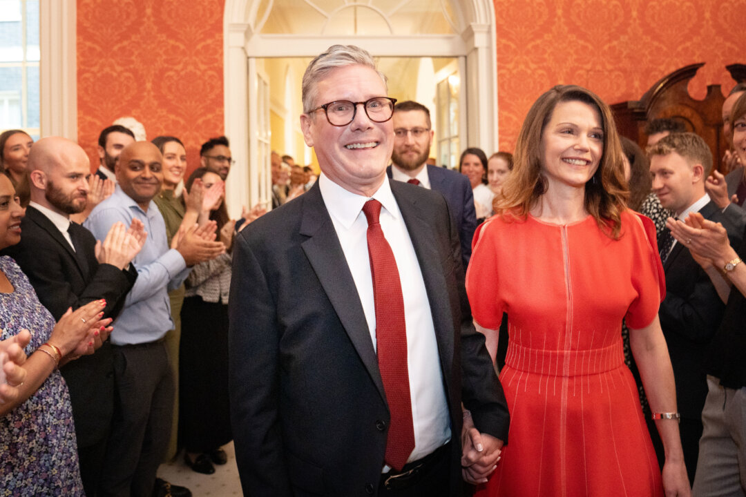 Ông Keir Starmer, Lãnh đạo Đảng Lao Động đồng thời là tân Thủ tướng Anh, cùng phu nhân Victoria Starmer lần đầu tiên bước vào dinh thự chính thức của Thủ tướng ở London tại số 10 Downing Street, sau chiến thắng vang dội của Đảng Lao Động trong cuộc tổng tuyển cử, ở London, hôm 05/07/2024. (Ảnh: Stefan Rousseau/WPA Pool/Getty Images)