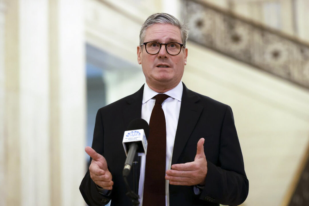 Thủ tướng Keir Starmer nói trước giới truyền thông tại Đại sảnh Tòa nhà Nghị viện ở Stormont ở Belfast, Bắc Ireland, hôm 08/07/2024. (Ảnh: Liam McBurney/PA Wire)