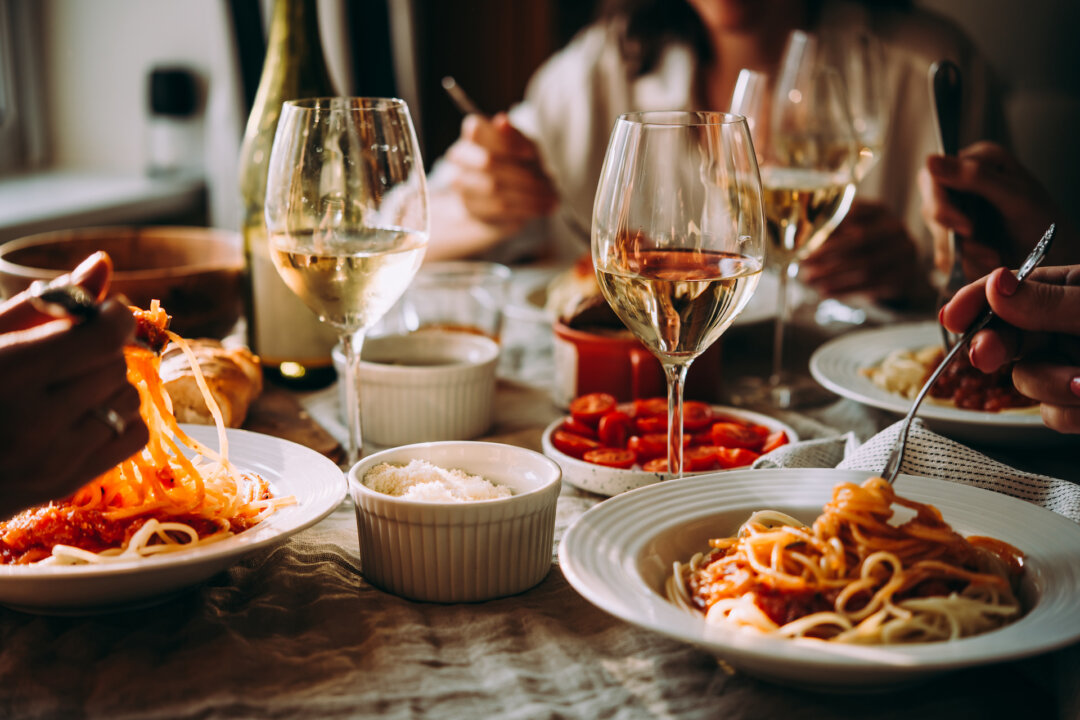 Các loại rượu vang trắng phổ biến của Ý bao gồm vermentino và pinot grigio. (Ảnh: fornStudio/Shutterstock)