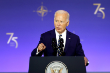 Tổng thống Joe Biden đọc bài diễn văn trong sự kiện kỷ niệm 75 năm thành lập NATO, tại Thính phòng Andrew Mellon, ở Thủ đô Hoa Thịnh Đốn, hôm 09/07/2024. Tuần này, các nhà lãnh đạo NATO tề tựu tại Hoa Thịnh Đốn trong hội nghị thượng đỉnh thường niên để thảo luận về các chiến lược và cam kết trong tương lai cũng như kỷ niệm 75 năm thành lập liên minh này. (Ảnh: Kevin Dietsch/Getty Images)