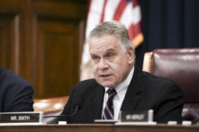 Dân biểu Chris Smith (Cộng Hòa-New Jersey) nói trong một phiên điều trần về “Sự đồng lõa của Doanh nghiệp: Trợ cấp cho các Hành vi vi phạm Nhân Quyền của CHND Trung Hoa” tại Hoa Thịnh Đốn, vào ngày 11/07/2023. (Ảnh: Madalina Vasiliu/The Epoch Times)