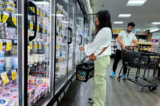 Một khách hàng mua sắm tại cửa hàng Safeway ở San Francisco, California, hôm 11/06/2024. (Ảnh: Justin Sullivan/Getty Images)