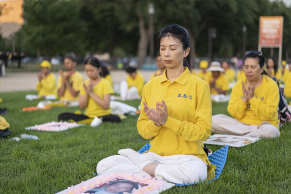 Các học viên Pháp Luân Công tụ họp để thắp nến tưởng niệm những học viên Pháp Luân Công bị Đảng Cộng sản Trung Quốc bức hại đến tử vong ở Trung Quốc, tại National Mall ở Hoa Thịnh Đốn, hôm 11/07/2024. (Ảnh: Madalina Vasiliu/The Epoch Times)