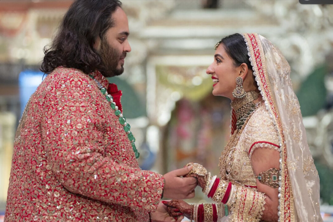 Anh Anant Ambani (trái), con trai của tỷ phú Mukesh Ambani, nắm tay cô Radhika Merchant trong lễ cưới của họ tại Trung tâm Hội nghị Thế giới Jio ở Mumbai, Ấn Độ, hôm 12/07/2024. (Ảnh: Reliance Industries qua AP)