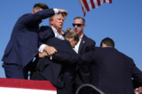Ứng cử viên tổng thống của Đảng Cộng Hòa, cựu Tổng thống Donald Trump, được các nhân viên Mật vụ Hoa Kỳ bao quanh tại một cuộc vận động tranh cử, hôm thứ Bảy, ngày 13/07/2024, tại Butler, Pennsylvania. (Ảnh: AP Photo/Evan Vucci)