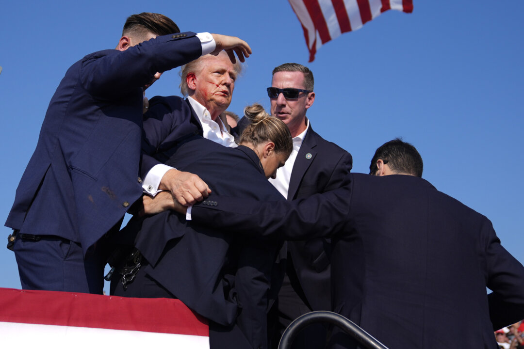 Ứng cử viên tổng thống của Đảng Cộng Hòa, cựu Tổng thống Donald Trump, được các nhân viên Mật vụ Hoa Kỳ bao quanh tại một cuộc vận động tranh cử, hôm thứ Bảy, ngày 13/07/2024, tại Butler, Pennsylvania. (Ảnh: AP Photo/Evan Vucci)