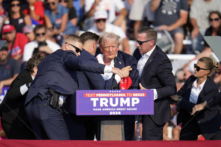 Cựu Tổng thống Donald Trump được dìu ra khỏi sân khấu tại một sự kiện tranh cử ở Butler, Pennsylvania, hôm 13/07/2024. (Ảnh: Gene J. Puskar/AP Photo)