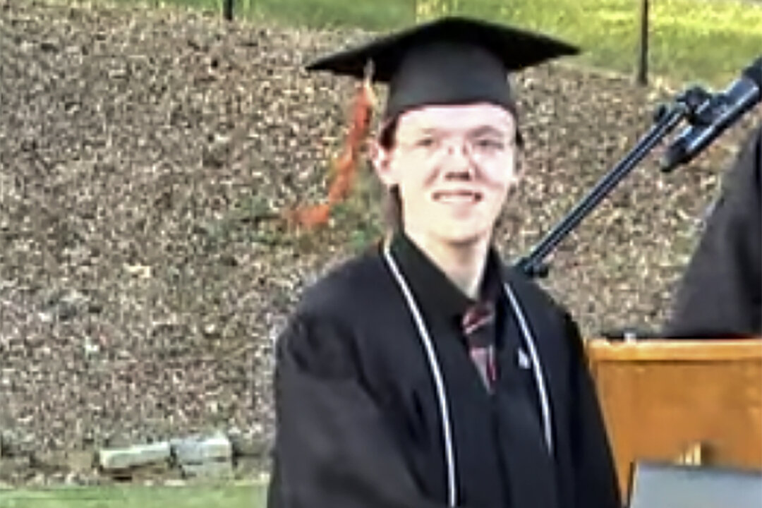 Bức ảnh này được chụp từ video do Học khu Bethel Park cung cấp cho thấy học sinh Thomas Matthew Crooks trong Lễ phát bằng Trường Trung học Bethel Park năm 2022 ở Bethel Park, Pennsylvania, vào ngày 03/06/2022. (Ảnh: Học khu Bethel Park qua AP Photo)