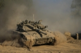 Một người lính Israel trên nóc xe tăng gần biên giới Israel-Gaza, nhìn từ miền nam Israel, hôm 14/07/2024. (Ảnh: Tsafrir Abayov/AP Photo)