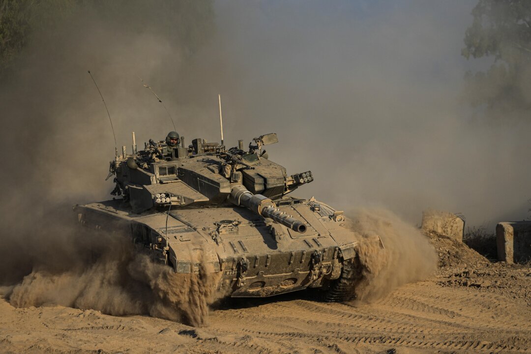 Một người lính Israel trên nóc xe tăng gần biên giới Israel-Gaza, nhìn từ miền nam Israel, hôm 14/07/2024. (Ảnh: Tsafrir Abayov/AP Photo)