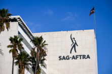 Logo SAG-AFTRA được trưng bày bên ngoài trụ sở quốc gia trên đại lộ Wilshire trong cuộc đình công của các diễn viên, tại Los Angeles vào ngày 24/10/2023. (Ảnh: Patrick T. Fallon/AFP qua Getty Images)