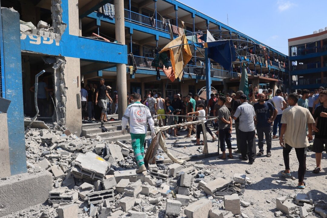 Người Palestine đánh giá thiệt hại sau một cuộc oanh tạc của quân đội Israel vào UNRWA (Cơ quan Cứu trợ và Việc làm của Liên Hiệp Quốc dành cho Người tị nạn Palestine) do trường học Abu Oreiban điều hành, nay trở thành nơi trú ẩn dành cho những người Palestine di tản trong nước đang sinh sống, tại trại tị nạn Nuseirat, trung tâm Dải Gaza, hôm 14/07/2024. (Ảnh: Eyad Baba/AFP qua Getty Images)