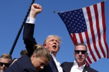 Ứng cử viên tổng thống Đảng Cộng Hòa cựu Tổng thống Donald Trump được các nhân viên Sở Mật vụ bao quanh sau khi bị bắn vào tai trong vụ ám sát bất thành tại một cuộc vận động tranh cử ở Butler, Pennsylvania, hôm 13/07/2024. (Ảnh: Evan Vucci/AP Photo)