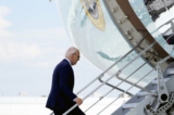 Tổng thống Joe Biden lên chuyên cơ Air Force One khi rời Phi trường Quốc tế Harry Reid ở Las Vegas, Nevada, hôm 17/07/2024. (Ảnh: Kent Nishimura/AFP)