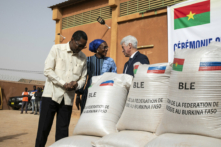Ngoại trưởng Burkina Faso Karamoko Jean-Marie Traore (trái), Bộ trưởng Đoàn kết, Hành động Nhân đạo, Hòa giải quốc gia, Giới tính và Gia đình của Burkina Faso Nandy Some-Diallo (giữa) và đại sứ Nga tại Burkina Faso Aleksei Saltykov (phải) nói chuyện bên cạnh những bao lúa mì Nga quyên góp cho Burkina Faso ở Ouagadougou hôm 26/01/2024. (Ảnh: Fanny Noaro-Kabre/AFP qua Getty Images)