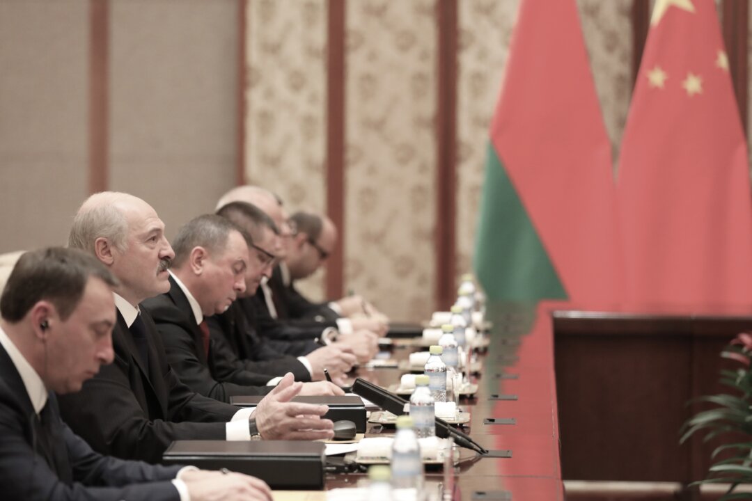 Tổng thống Belarus Alexander Lukashenko nói chuyện với Chủ tịch Trung Quốc Tập Cận Bình (không có trong ảnh) trong cuộc gặp song phương tại Nhà khách quốc gia Điếu Ngư vào ngày 16/05/2017 tại Bắc Kinh, Trung Quốc. (Ảnh: Wu Hong-Pool/Getty Images)