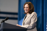 Phó Tổng thống Kamala Harris trình bày trong một sự kiện tranh cử tại Trường Trung học Westover ở Fayetteville, North Carolina, hôm 18/07/2024. (Ảnh: Allison Joyce/AFP qua Getty Images)