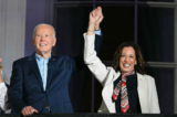 Tổng thống Joe Biden và Phó Tổng thống Kamala Harris khi đến xem màn bắn pháo bông Ngày Độc lập từ Ban công Truman của Tòa Bạch Ốc hôm 04/07/2024. Hôm 21/07, Tổng thống Biden tuyên bố ông không còn theo đuổi việc tái tranh cử và tiến cử bà Harris. (Ảnh: Mandal Ngân/AFP qua Getty Images)