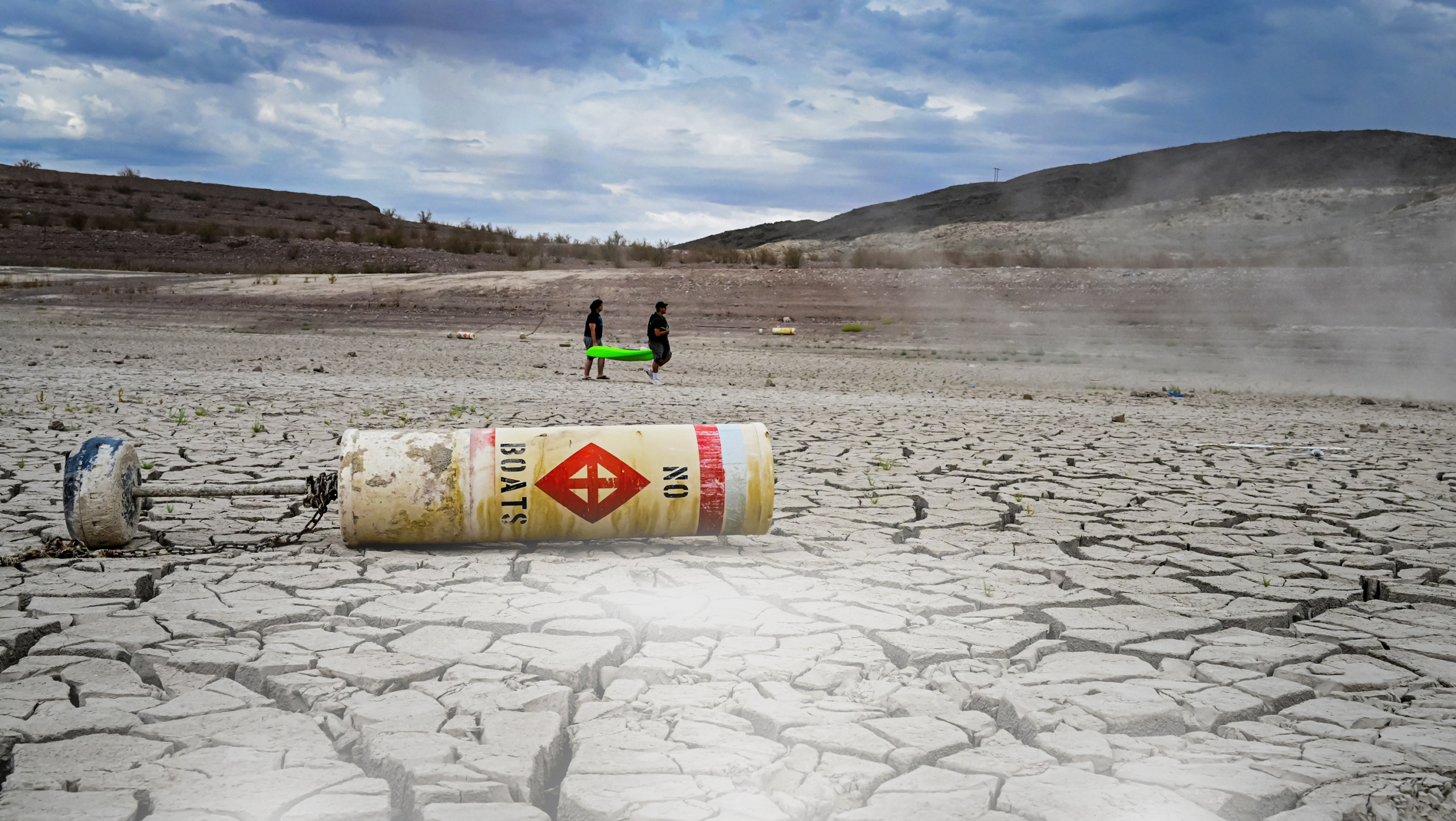 Một chiếc phao có dòng chữ “No Boats” (Không thuyền bè) nằm trên lòng hồ khô cạn tại hồ Mead, Nevada, ngày 23/07/2022. Theo NASA, mực nước ở hồ Mead đang ở mức thấp nhất kể từ tháng 04/1937 khi hồ chứa này lần đầu tiên được bơm đầy nước. (Ảnh: Frederic J. Brown/AFP qua Getty Images)