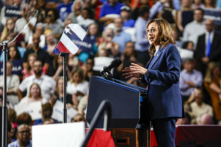 Phó Tổng thống Kamala Harris trình bày trước những người ủng hộ trong một cuộc vận động tranh cử tại Trường Trung học West Allis Central ở West Allis, Wisconsin, hôm 23/07/2024. (Ảnh: Kamil Krzaczynski/AFP qua Getty Images/Getty Images)