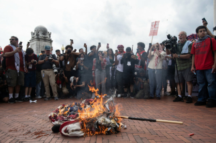 Hoa Kỳ: Các nhà lãnh đạo của hai đảng lên án hành vi đốt quốc kỳ, phá hoại trong chuyến công du của ông Netanyahu