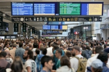 Hành khách tập trung quanh bảng điểm khởi hành và điểm đến tại nhà ga xe lửa Gare Montparnasse khi hệ thống đường sắt cao tốc của Pháp bị tấn công bởi các hành động ác ý làm gián đoạn hệ thống giao thông nhiều giờ trước lễ khai mạc Thế vận hội Olympic Paris năm 2024, tại Paris hôm 26/07/2024. (Ảnh: Thibaud Moritz/AFP qua Getty Images)