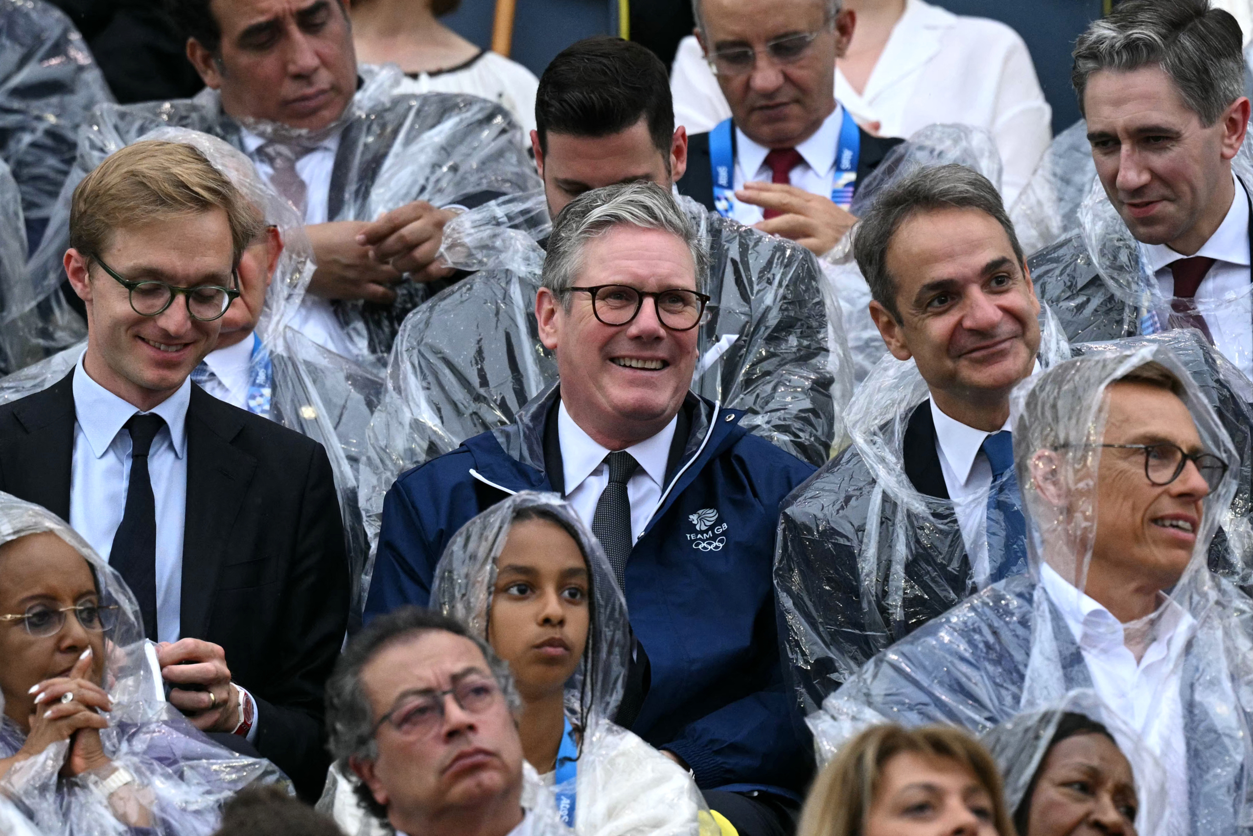 Thủ tướng Anh Keir Starmer (giữa) và Thủ tướng Hy Lạp Kyriakos Mitsotakis (phải) tham dự lễ khai mạc Thế vận hội Paris 2024 tại Paris, hôm 26/07/2024. (Ảnh: Oli Scarff/AFP qua Getty Images)