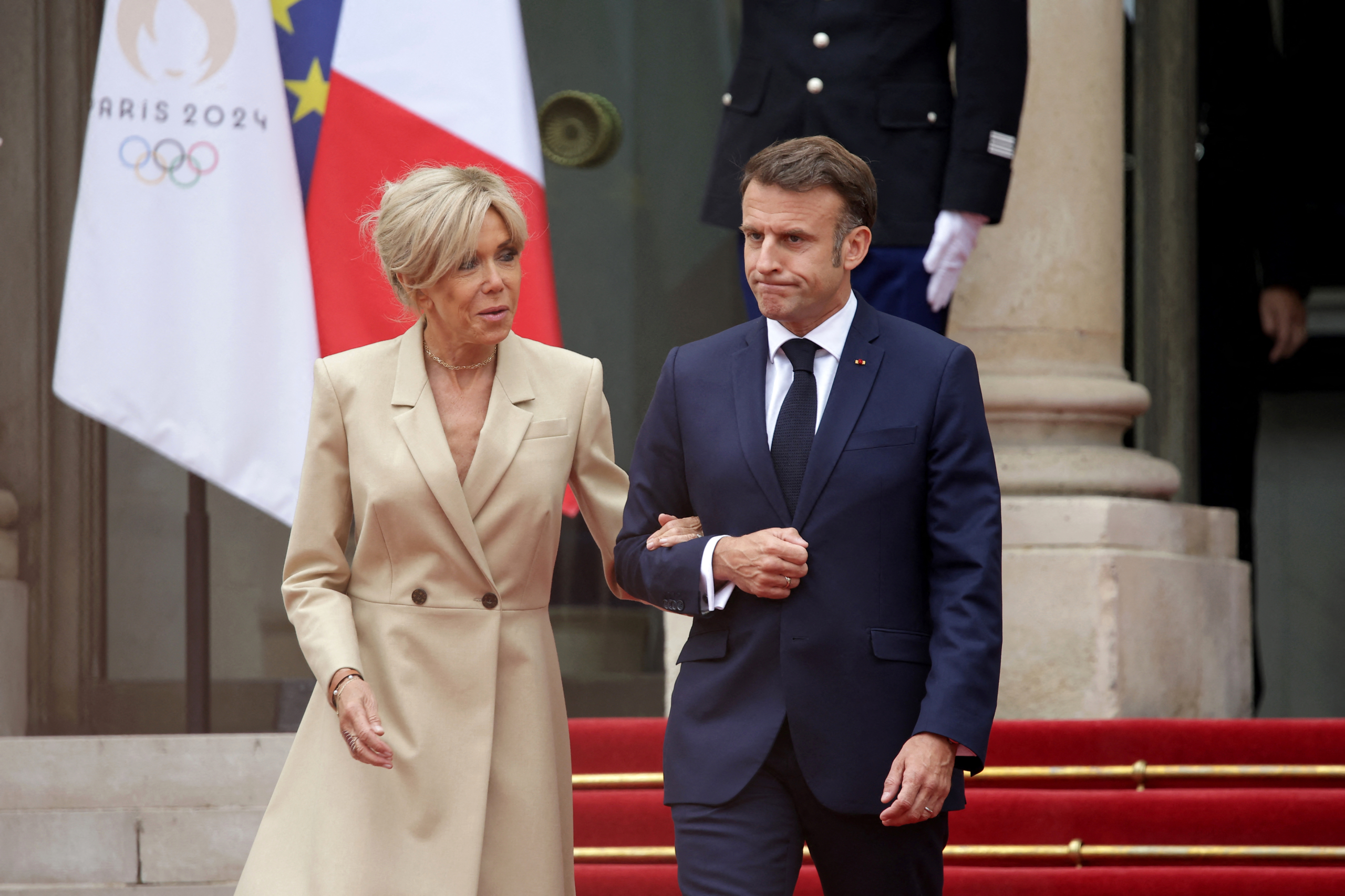 Tổng thống Pháp Emmanuel Macron (phải) và Đệ nhất Phu nhân Brigitte Macron (trái) đứng tại cung điện tổng thống Elysee trước buổi tiệc chiêu đãi dành cho các nguyên thủ quốc gia và chính phủ trước lễ khai mạc Thế vận hội Paris 2024 tại Paris, hôm 26/07/2024.(Ảnh: Valentine Chapuis/AFP qua Getty Images)