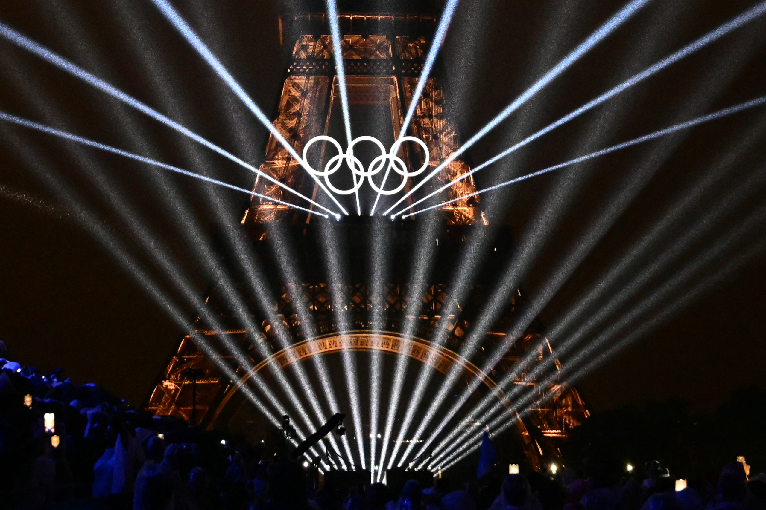 Ánh sáng chiếu sáng Tháp Eiffel trong buổi lễ khai mạc Thế vận hội Paris 2024 tại Paris, hôm 26/07/2024. (Ảnh: Loic Venance/Pool/AFP qua Getty Images)