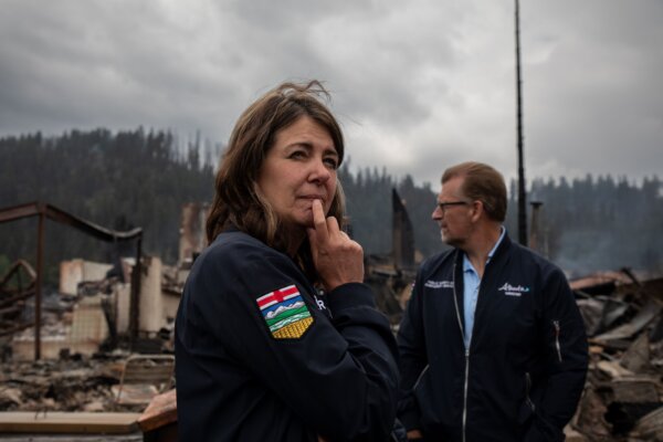 Thủ hiến Alberta Danielle Smith tham quan Jasper hôm 26/07/2024. (Ảnh: The Canadian Press/Amber Bracken)