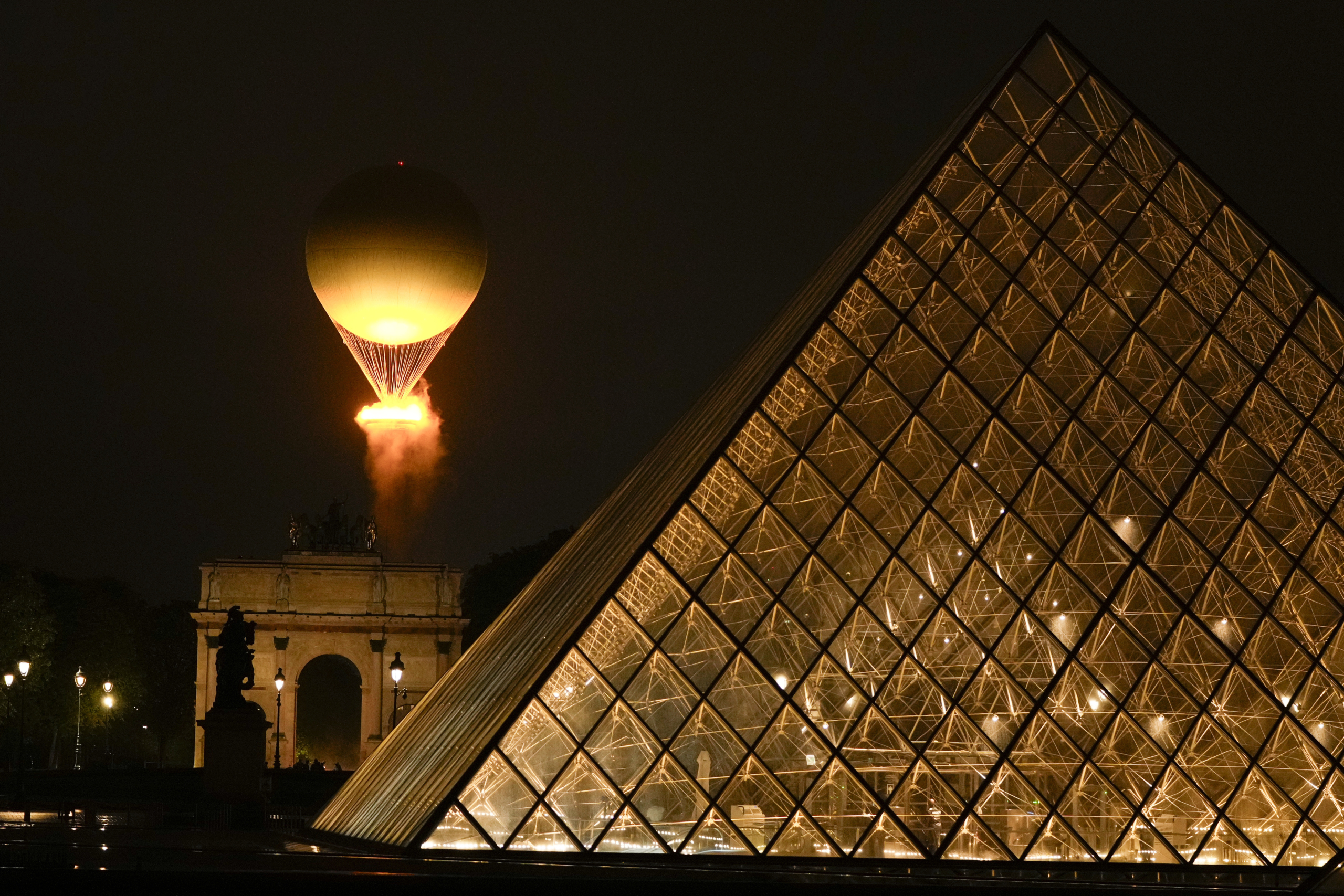 Ngọn lửa Olympic trên một khinh khí cầu sau khi được thắp sáng ở Paris, Pháp, trong lễ khai mạc Thế vận hội Mùa Hè 2024, hôm 26/07/2024. (Ảnh: Francisco Seco/AP)