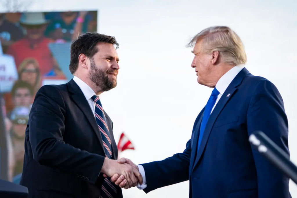Ông J.D. Vance, ứng cử viên Đảng Cộng Hòa tranh cử vào Thượng viện Hoa Kỳ ở Ohio, bắt tay cựu Tổng thống Donald Trump trong một cuộc vận động tranh cử ở Delaware, Ohio, vào ngày 23/04/2022. (Ảnh: Drew Angerer/Getty Images)