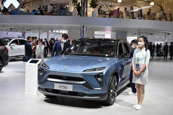 Xe Nio được trưng bày tại Triển lãm Công nghiệp Xe hơi Quốc tế Thượng Hải lần thứ 19 tại Thượng Hải ngày 19/04/2021. (Ảnh: Hector Retamal/AFP qua Getty Images)