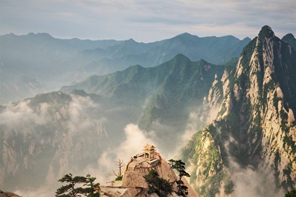 Vì để cứu cha thoát khỏi bệnh tật, người con hiếu thảo đã thay cha gieo mình xuống vách núi tại Kỳ Phong, Hoa Sơn, kết quả là điều thần kỳ xuất hiện. (Ảnh: Shutterstock)