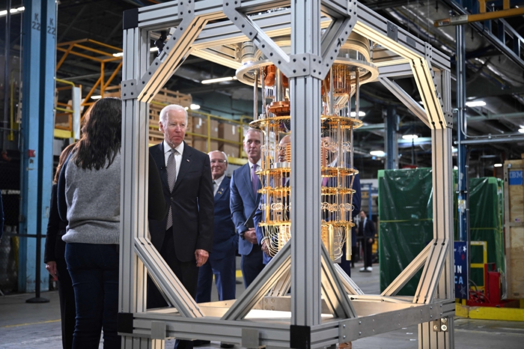 Tổng thống Joe Biden đang xem một máy điện toán lượng tử khi ông tham quan nhà máy của IBM ở Poughkeepsie, New York, ngày 06/10/2022. (Ảnh: Mandel Ngan/AFP qua Getty Images)