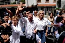 Ứng cử viên tổng thống đảng đối lập Venezuela Edmundo González vẫy chào khi đến một điểm bỏ phiếu để bỏ phiếu trong cuộc bầu cử tổng thống của nước này, tại Caracas, Venezuela, hôm 28/07/2024. (Ảnh: Alexandre Meneghini/Reuters)