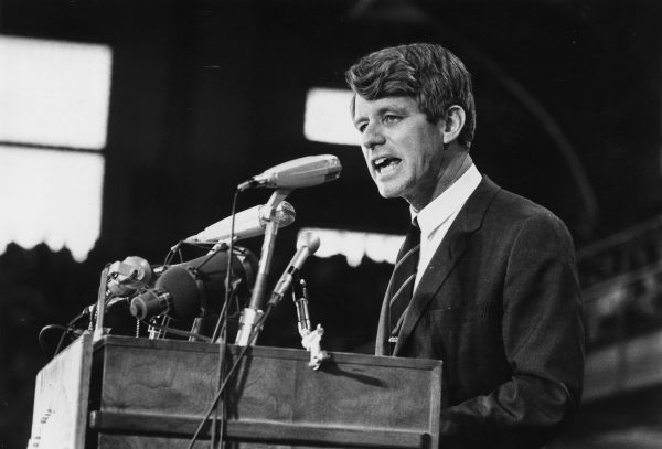 Năm 1968: Thượng nghị sĩ Robert Kennedy nói tại một cuộc tập hợp trong quá trình bầu cử. (Ảnh: Harry Benson/Express/Getty Images)
