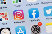 Ảnh minh họa cho thấy các ứng dụng Facebook và Instagram trên màn hình của một chiếc iPhone ở San Anselmo, California, vào ngày 04/10/2021. (Ảnh: Justin Sullivan/Getty Images)