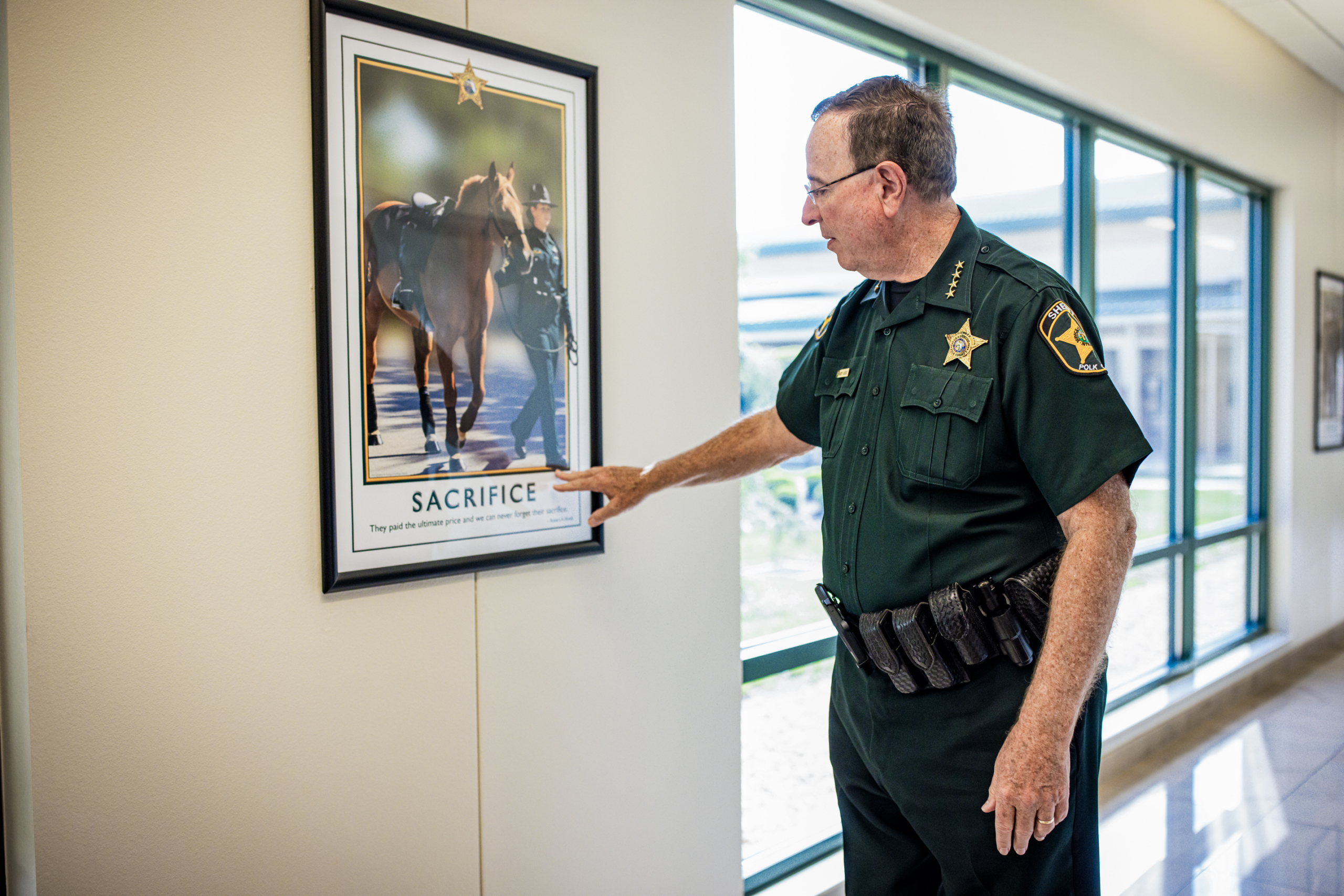 Cảnh sát trưởng Quận Polk Grady Judd tại trung tâm liên lạc khẩn cấp của cơ quan ở Winter Haven, Florida, hôm 02/04/2024. (Ảnh: Edward Linsmier cho The Epoch Times)