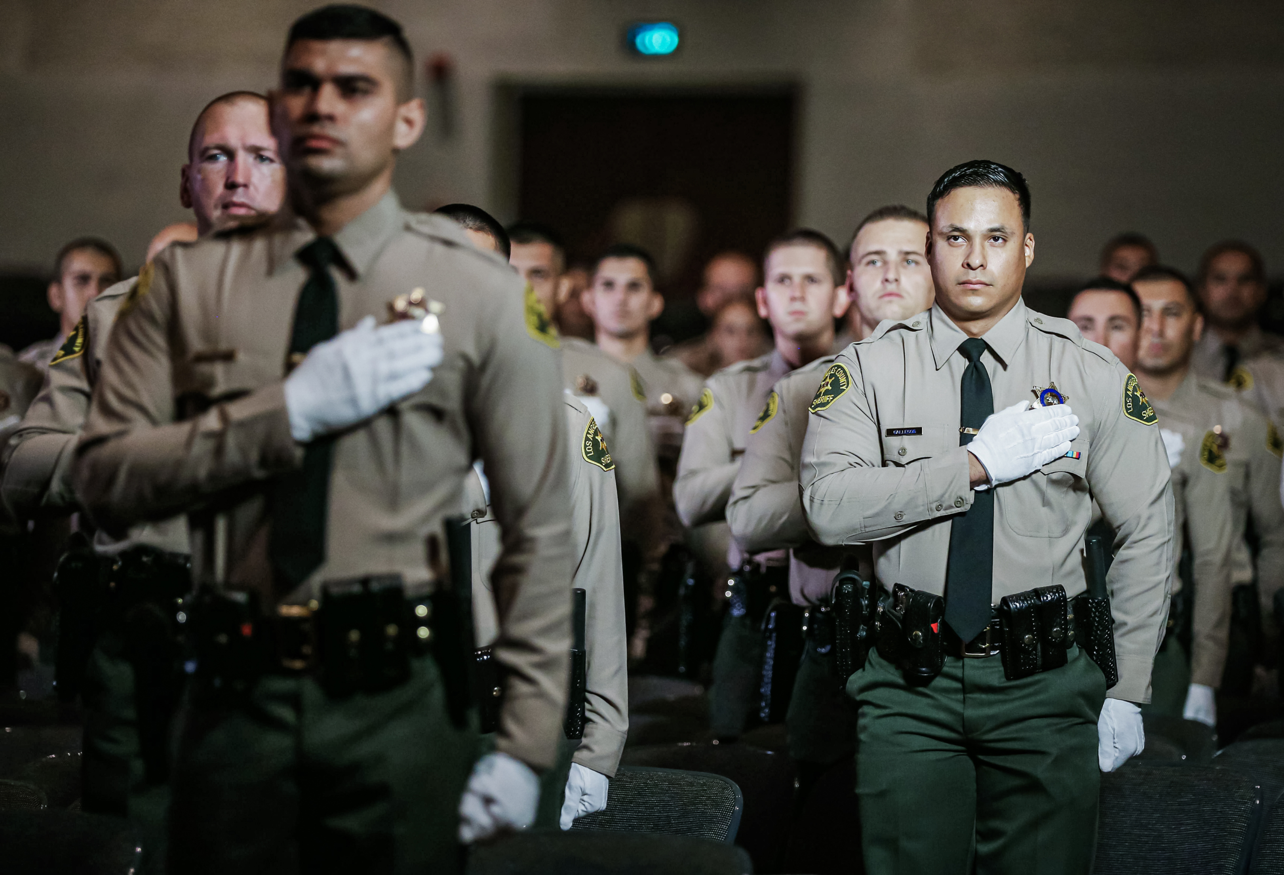 Các sinh viên tốt nghiệp của Học viện Cảnh sát trưởng Quận Los Angeles đứng lên tuyên thệ trung thành trong lễ tốt nghiệp của họ tại Đại học East Los Angeles ở Monterey Park, California, vào ngày 21/08/2020. (Ảnh: Mario Tama/Getty Images)