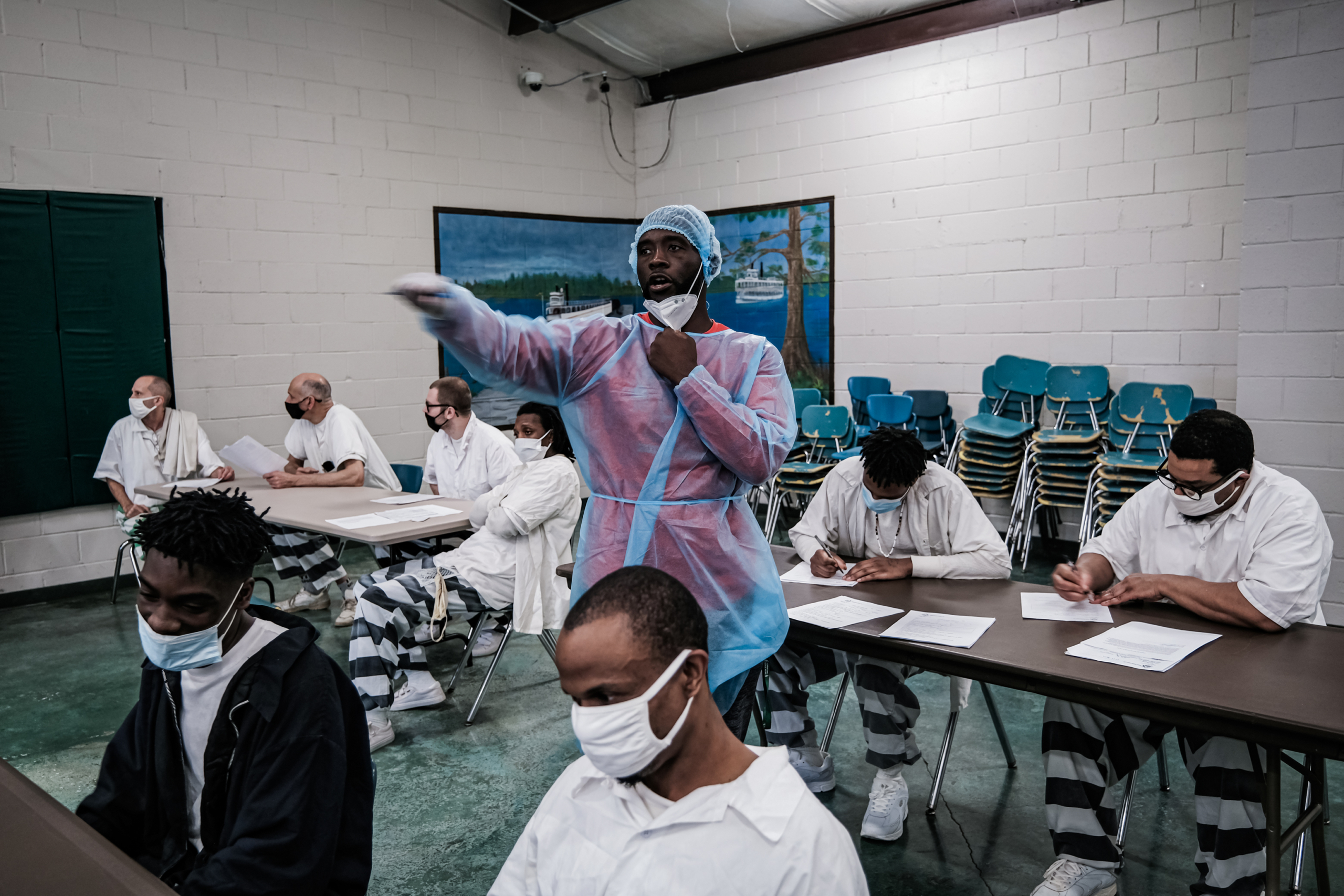 Các tù nhân điền giấy tờ trước khi được chích một mũi vaccine ngừa COVID-19 ở Cleveland, Mississippi, vào ngày 28/04/2021. (Ảnh: Spencer Platt/Getty Images)