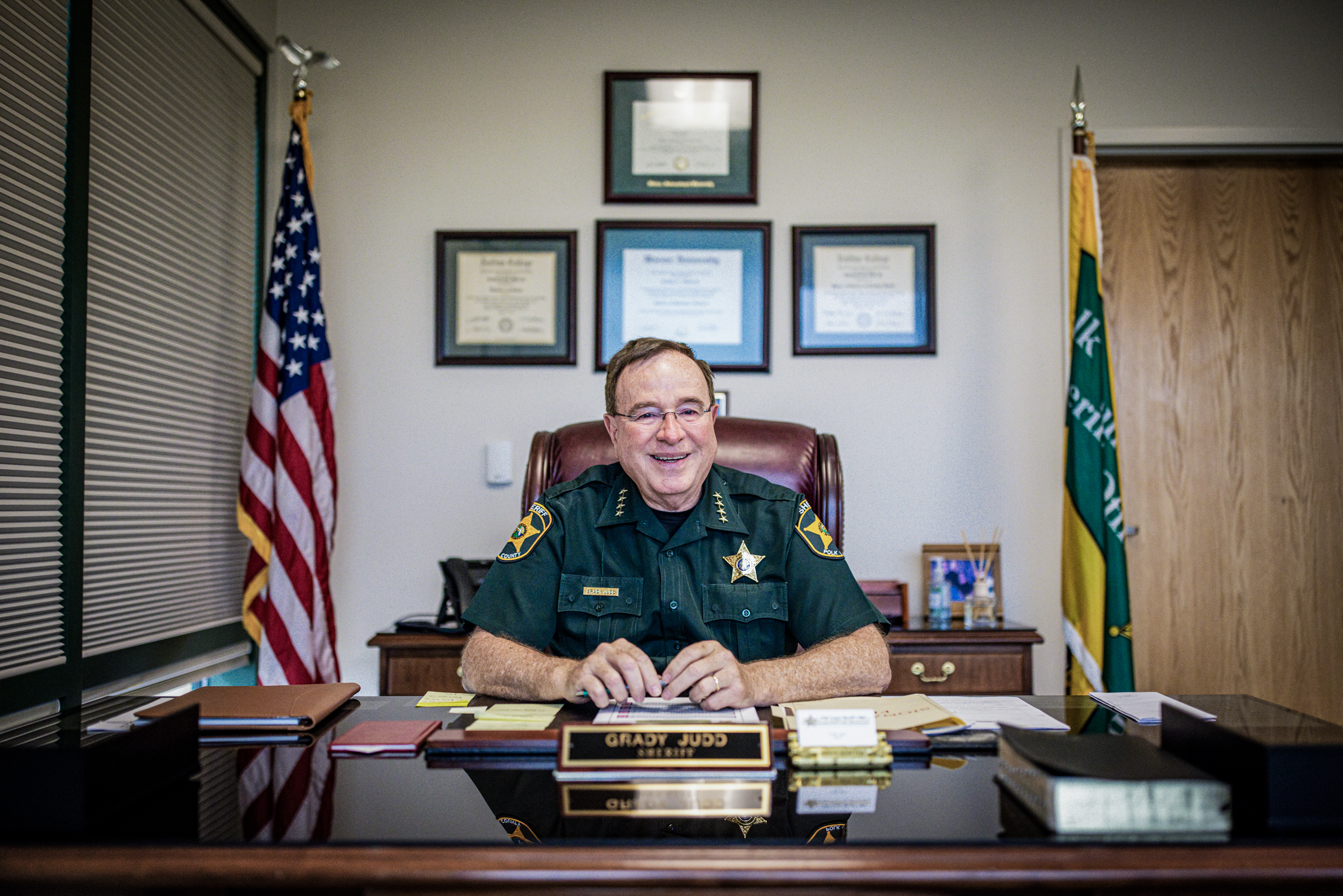 Cảnh sát trưởng Quận Polk Grady Judd tại trung tâm liên lạc khẩn cấp của cơ quan ở Winter Haven, Florida, hôm 02/04/2024. (Ảnh: Edward Linsmier cung cấp cho The Epoch Times)